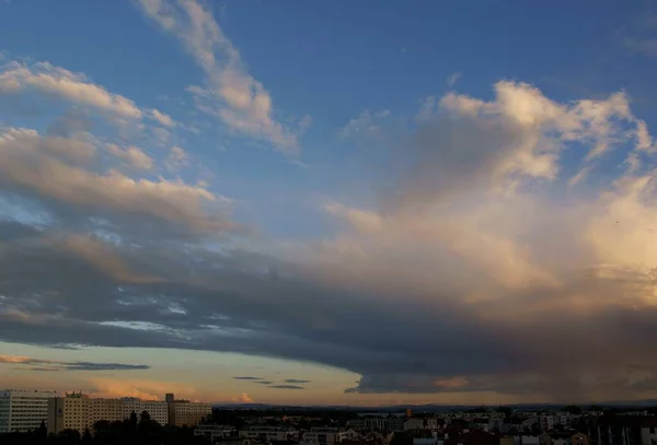 Живописный Пейзаж Облачного Многоцветного Неба Вечером — стоковое фото