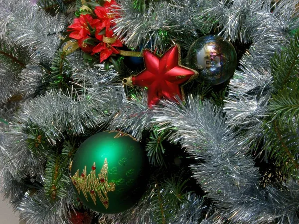 Versierde Kerstboom Met Veelkleurige Ornamenten — Stockfoto