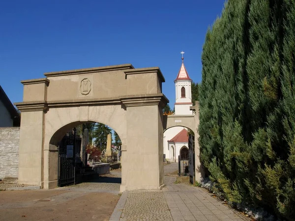 Jaslo老公墓的大门和礼拜堂 — 图库照片