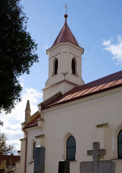 Jaslo Daki Eski Mezarlıkta Bir Kilise Kulesi — Stok fotoğraf