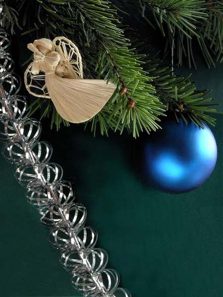 圣诞树装饰用五彩缤纷的装饰品 — 图库照片