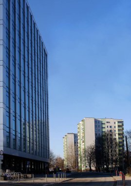 Şehirdeki eski ve yeni gökdelenlerin manzarası