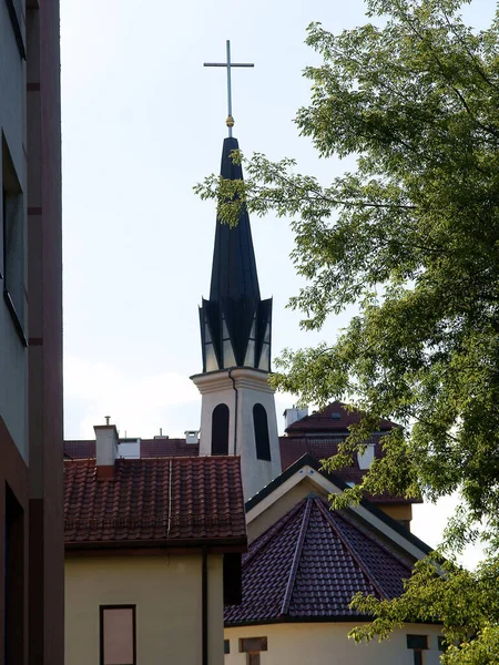 Högt Torn Med Kors Modern Katolsk Kyrka — Stockfoto