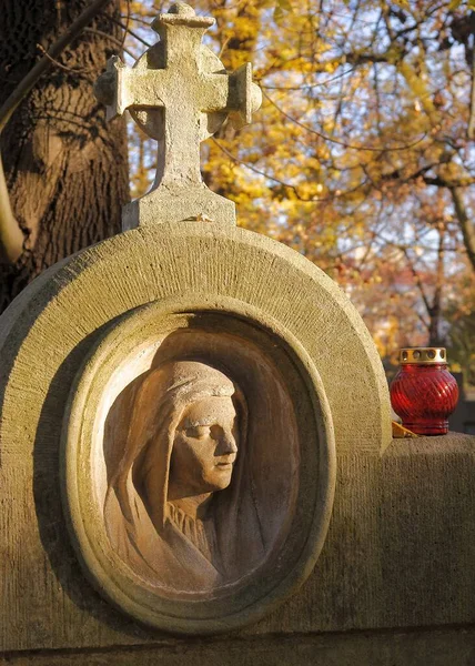 Pískovcová Socha Staré Hrobky Hřbitově — Stock fotografie