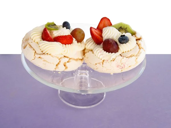 Leckerer Baiser Kuchen Mit Früchten Als Köstliches Dessert — Stockfoto