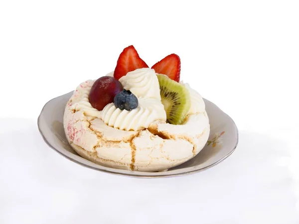 おいしいデザートとして果物とおいしいメレンゲケーキ — ストック写真