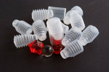 çok renkli nesneler ve renklerin soyut düzenlenmesi