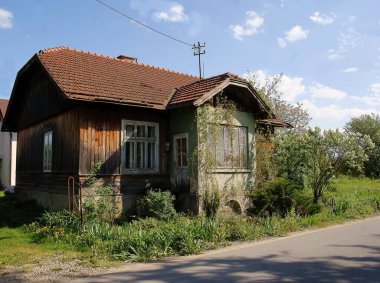 Köyün kırsal kesimindeki eski kır evi. 