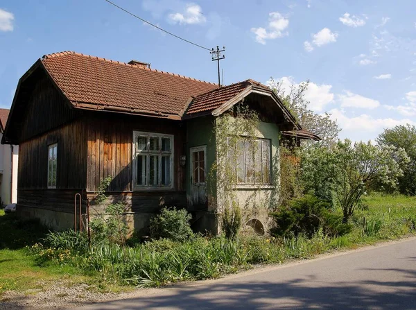 Köyün kırsal kesimindeki eski kır evi. 