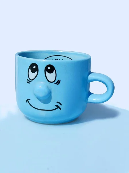 Lustige Blaue Keramiktasse Zum Kaffeetrinken — Stockfoto