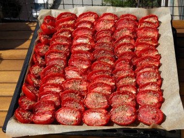 drying cut tomatoes as prepere preserve and condiment