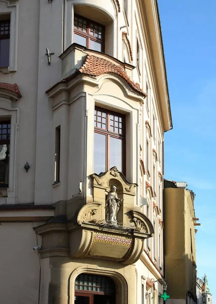 Krakow 'daki eski binaların dekorasyonu olarak süslü detaylar