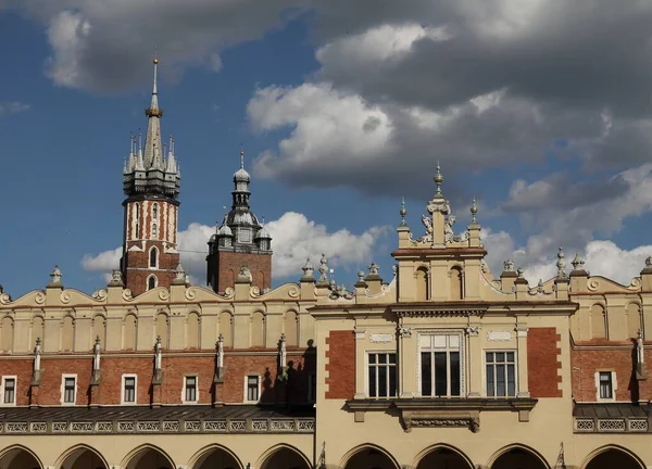 Krakow 'un merkezindeki tarihi Kumaş Salonu manzarası