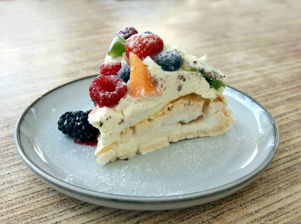 クリームとフルーツをデザートにしたメレンゲケーキ — ストック写真