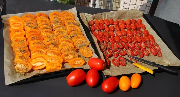 Drying Cut Tomatoes Prepere Preserve Condiment — Stok fotoğraf
