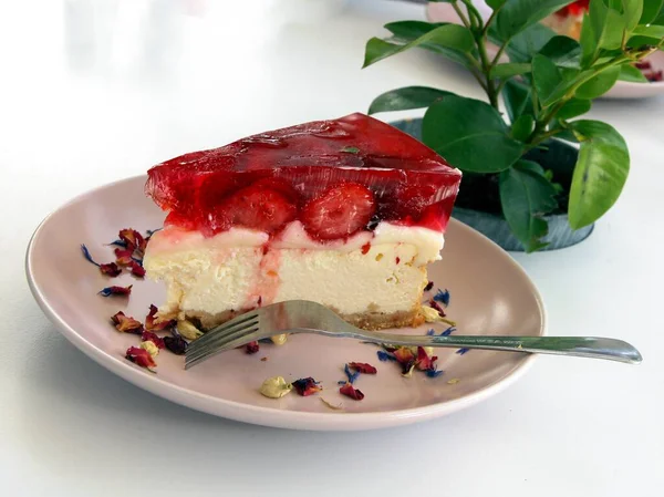 Cheesecake Saboroso Colorido Com Morangos Gele Close — Fotografia de Stock