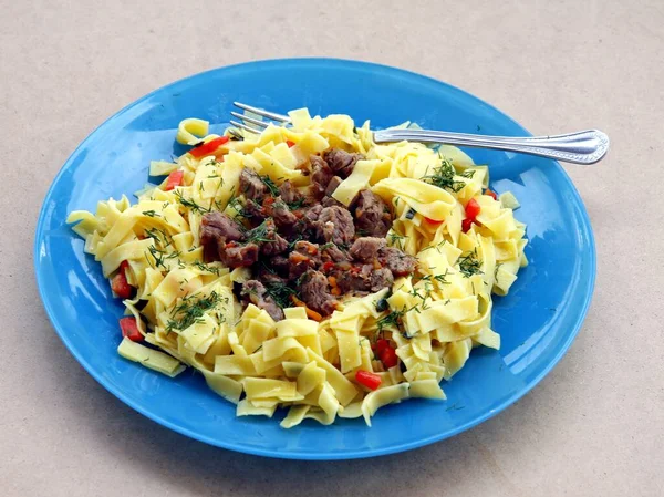 Kalvköttsgulasch Och Pasta Som Lunchmål Närbild — Stockfoto