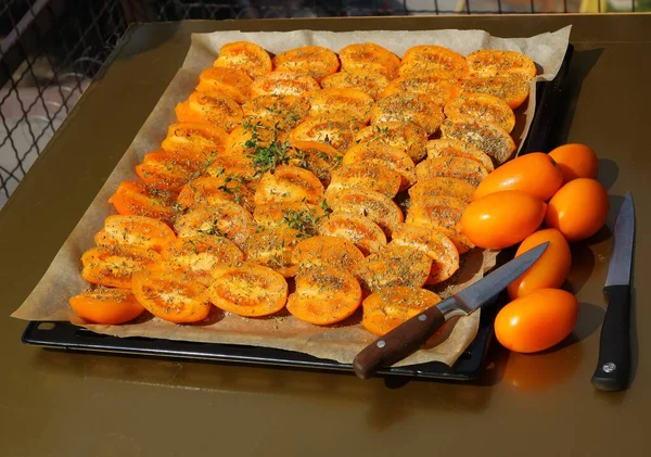 Metades Tomates Cortados Para Secar Luz Sol Quente — Fotografia de Stock