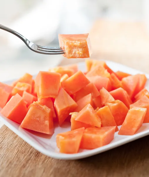 Papaya sobre plato blanco — Foto de Stock