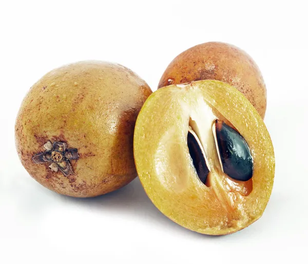 Sapodilla gesneden detail op witte achtergrond — Stockfoto