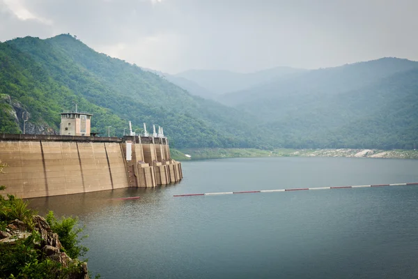 Gran área para mantener el agua en la presa de Bhumibol, Tailandia — Foto de Stock