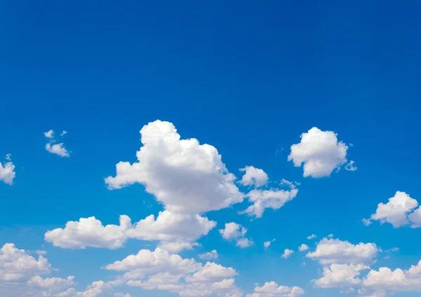 Langit biru dan banyak awan kecil pola — Stok Foto