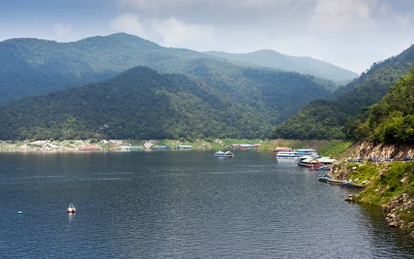 Business travel in the reservoir on Bhumibol dam area, Thailand — Stock Photo, Image