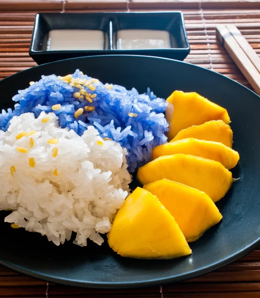 Sobremesa estilo tailandês, arroz glutinoso comer com mangas — Fotografia de Stock