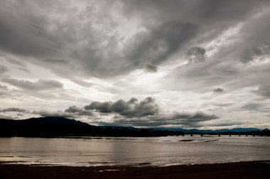 maping nehir ve bulutlu gökyüzü manzara