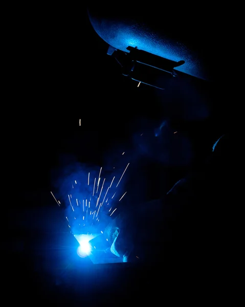 Human working of welding with a lot of sparks in a metal industr — Stock Photo, Image