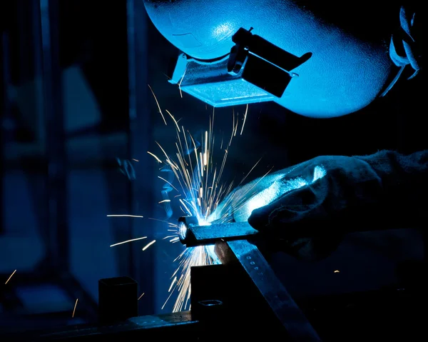 Trabajo humano de soldadura con muchas chispas en una industria metalúrgica —  Fotos de Stock