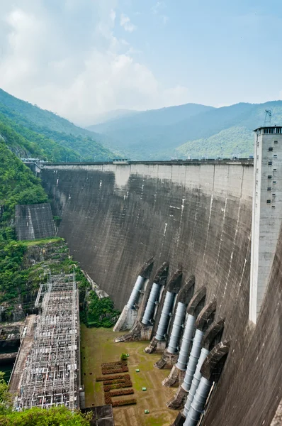 Hydroelectric power production of Bhumibol dam building, Thaila — Stock Photo, Image