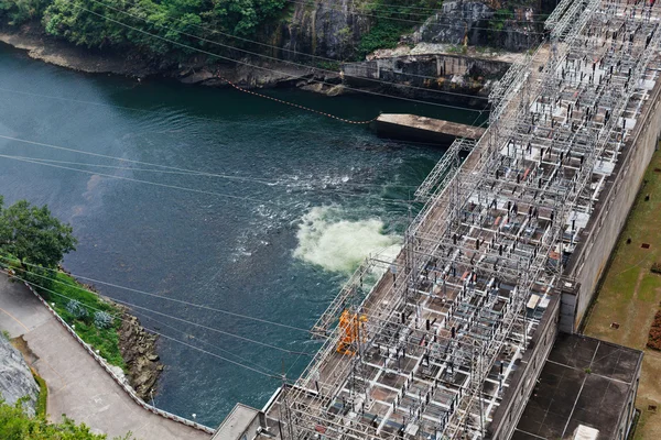 Producción de energía hidroeléctrica de la presa de Bhumibol, Tailandia — Foto de Stock