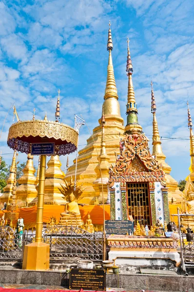 Pagode gouden kleur in tempel van thailand — Stockfoto