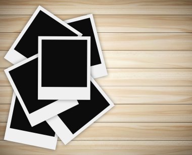 ahşap zemin üzerinde polaroid fotoğraf yığını