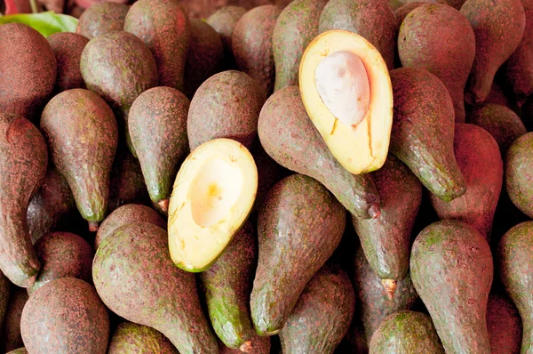 Stapel van avocado gesneden detail — Stockfoto