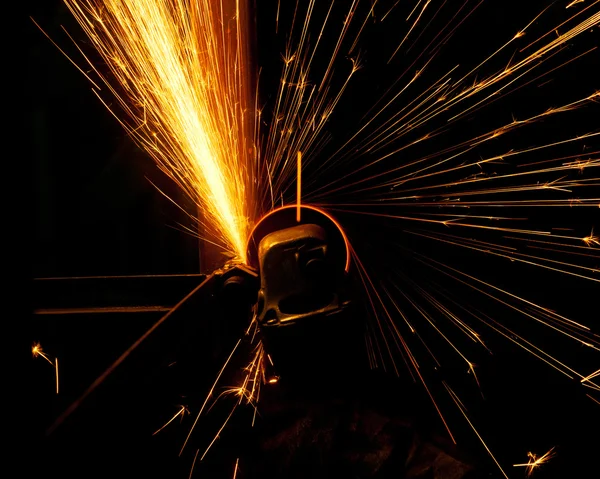 Werknemer die metaal snijdt met slijpmachine — Stockfoto