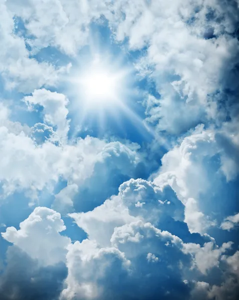 Bewolkt en blauwe hemel patroon van aard — Stockfoto