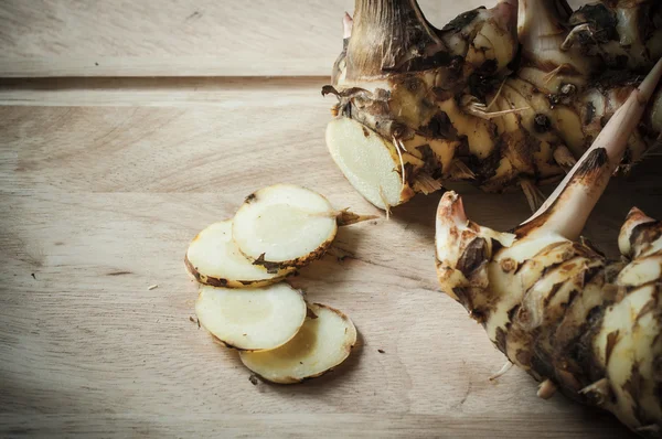 Galangal plátek na dřevěné — Stock fotografie