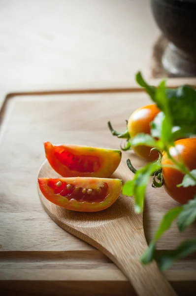 Tomatoes slice on wood ladle closeup — Stock Photo, Image