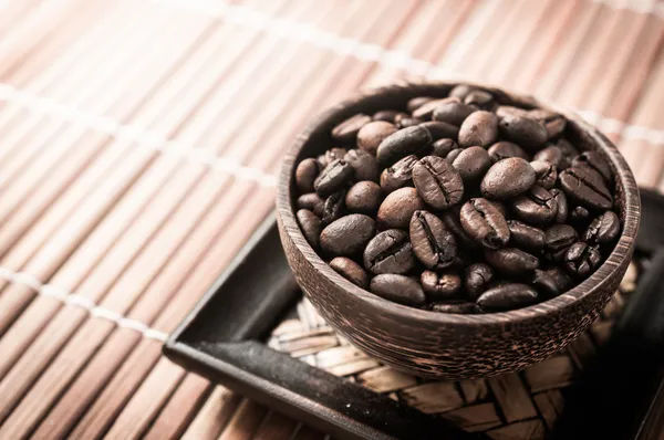 Sementes de café no copo de madeira — Fotografia de Stock