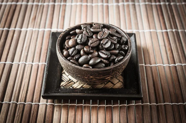 Sementes de café no copo de madeira — Fotografia de Stock