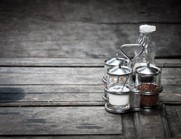 Condiment en verre pour aliments mis sur bois — Photo