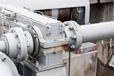 borular için elektrik üretmek için su taşıma