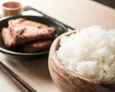 pilav ve kızarmış domuz eti