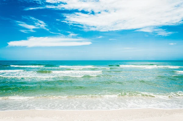 Paisagem do mar e céu azul — Fotografia de Stock