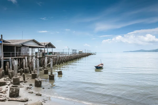 Remo barco e ponte de pesca pier paisagem — Fotografia de Stock