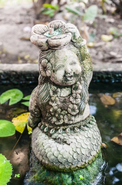 Molded figure of concrete in the pond — Stock Photo, Image