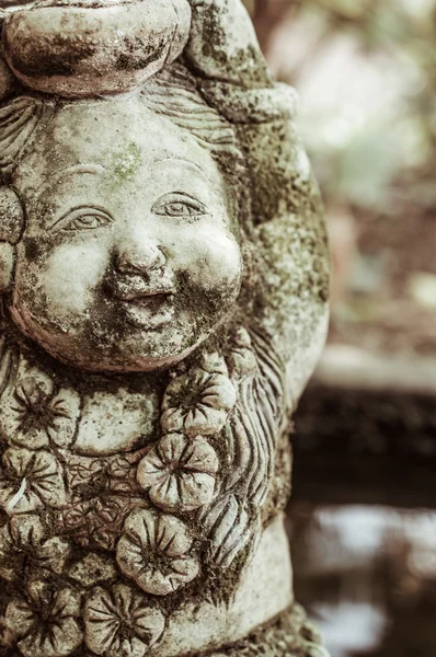 Gegoten figuur van beton in de vijver-closeup — Stockfoto