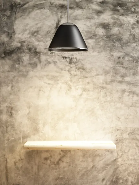 Lampe et étagère en bois sur le mur en béton de conception intérieure — Photo